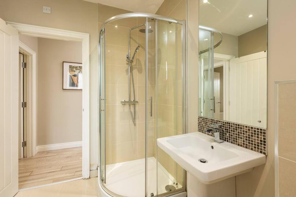 The Matisse- 10 Min Walk To / Trendy 1 Bd Apartment *