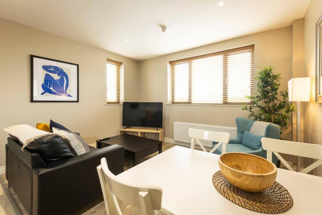 The Matisse- 10 Min Walk To / Trendy 1 Bd Apartment Belfast