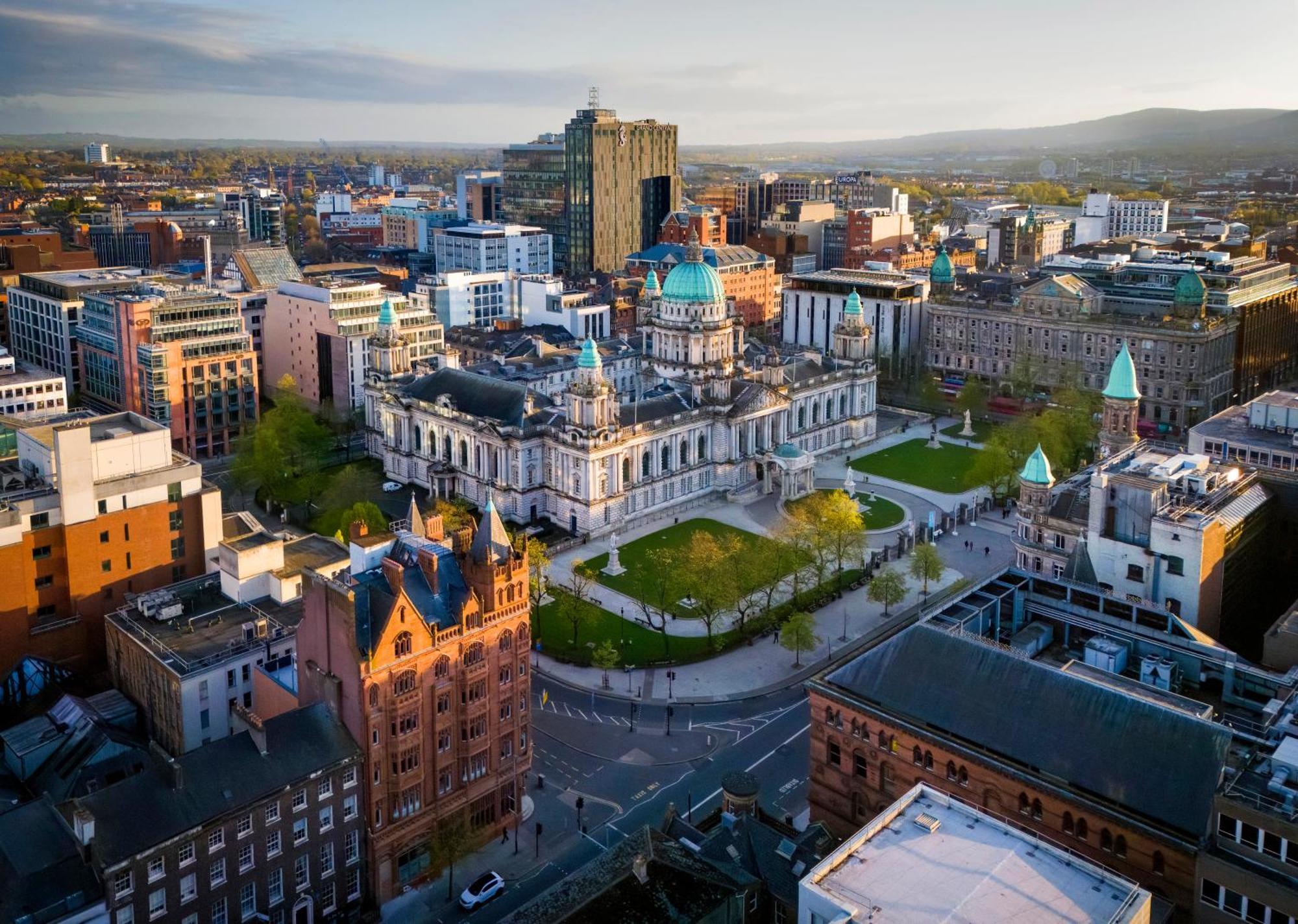 The Matisse- 10 Min Walk To / Trendy 1 Bd Apartment Belfast